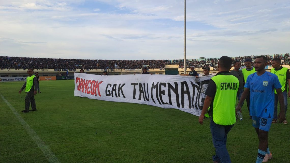 Suporter Persela Lamongan "Ngamuk", Kecewa Tim Kebanggaannya Gagal Naik Kasta Liga 1 1 Persela Lamongan.