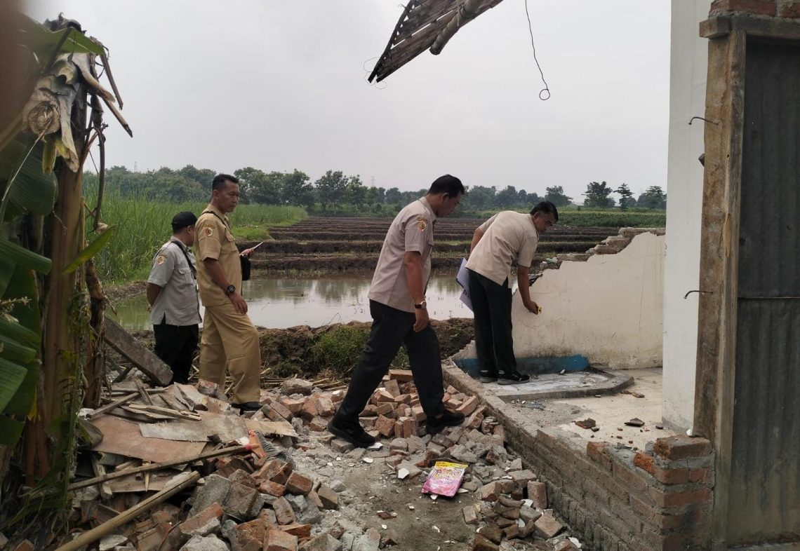 Asesmen Rumah Rusak Diamuk Angin Kencang di Kutorejo Mojokerto, Begini Kemungkinan Renovasinya 1 Rumah rusak.