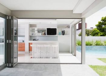Dapur dan taman belakang rumah minimalis.