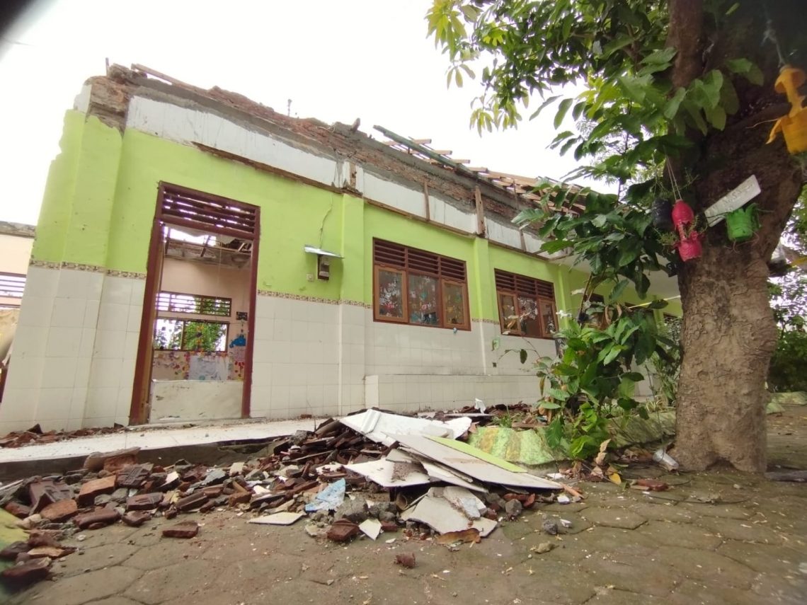 Ruang Kelas Rusak Pasca Angin Kencang, Siswa SDN Ngingasrembyong Mojokerto Belajar di Ruang Darurat 1 SDN Ngingasrembyong.