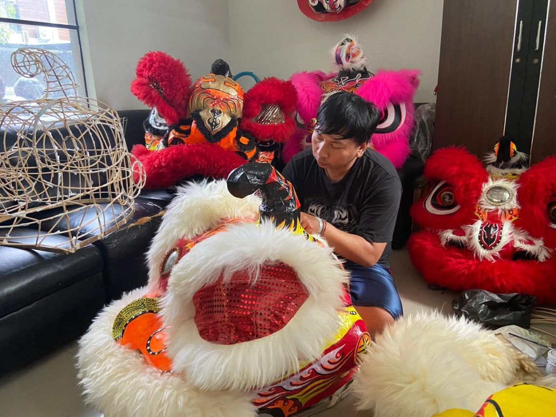 Jelang Imlek 2024, Perajin Barongsai di Sidoarjo Banjir Pesanan Kerek Omzet 50 Persen 1 Perajin barongsai.