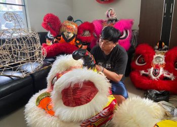 Perajin barongsai.