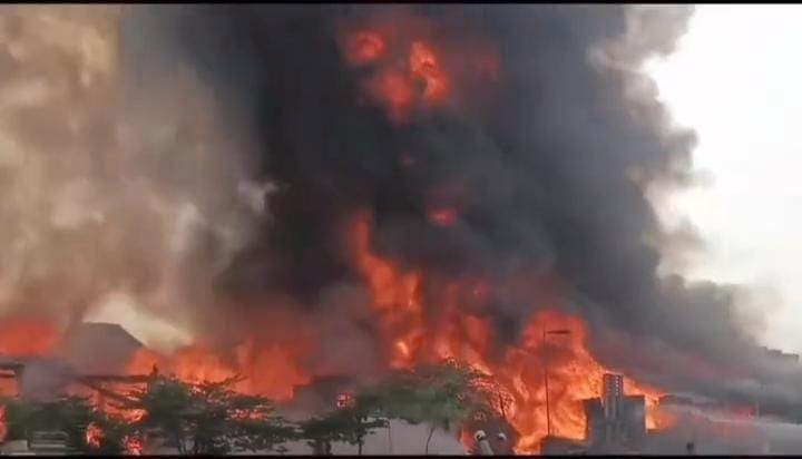 Gudang Palet di Surabaya Terbakar Hebat, 18 Mobil Damkar Dikerahkan, Belasan Rumah Diduga Terdampak 1 Gudang palet.