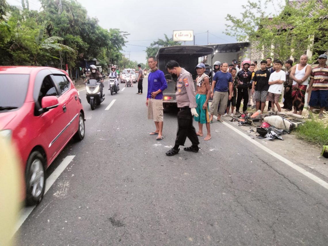 Petugas kepolisian mengamankan lokasi kejadian di Jalan Jatirogo-Bojonegoro, Desa Selogabus, Kecamatan Parengan, Tuban, pada Senin (8/1/2024) sore. Foto: dok Unit Laka Satlantas Polres Tuban