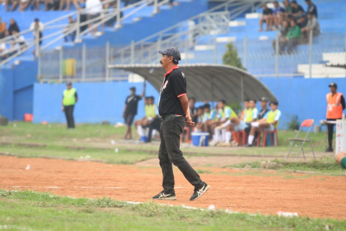 Lulut Kistono (memakai topi) saat mendampingi anak asuhnya. Foto: dok Wahyu for Tugu Jatim