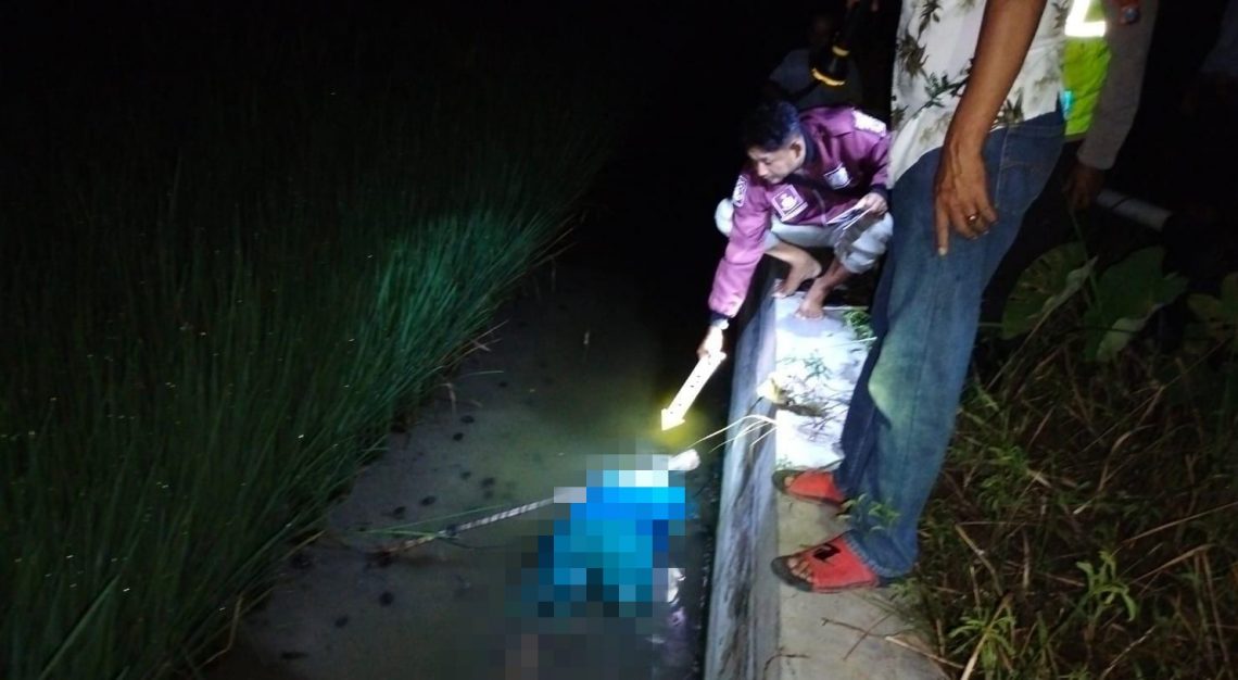 Kepala Balai Benih Ikan Banjararum Tuban Ditemukan Tewas di Area Tambak 5 Kondisi Andri Yuniansyah (55) saat ditemukan di lokasi kejadian. Foto: dok Polsek Rengel