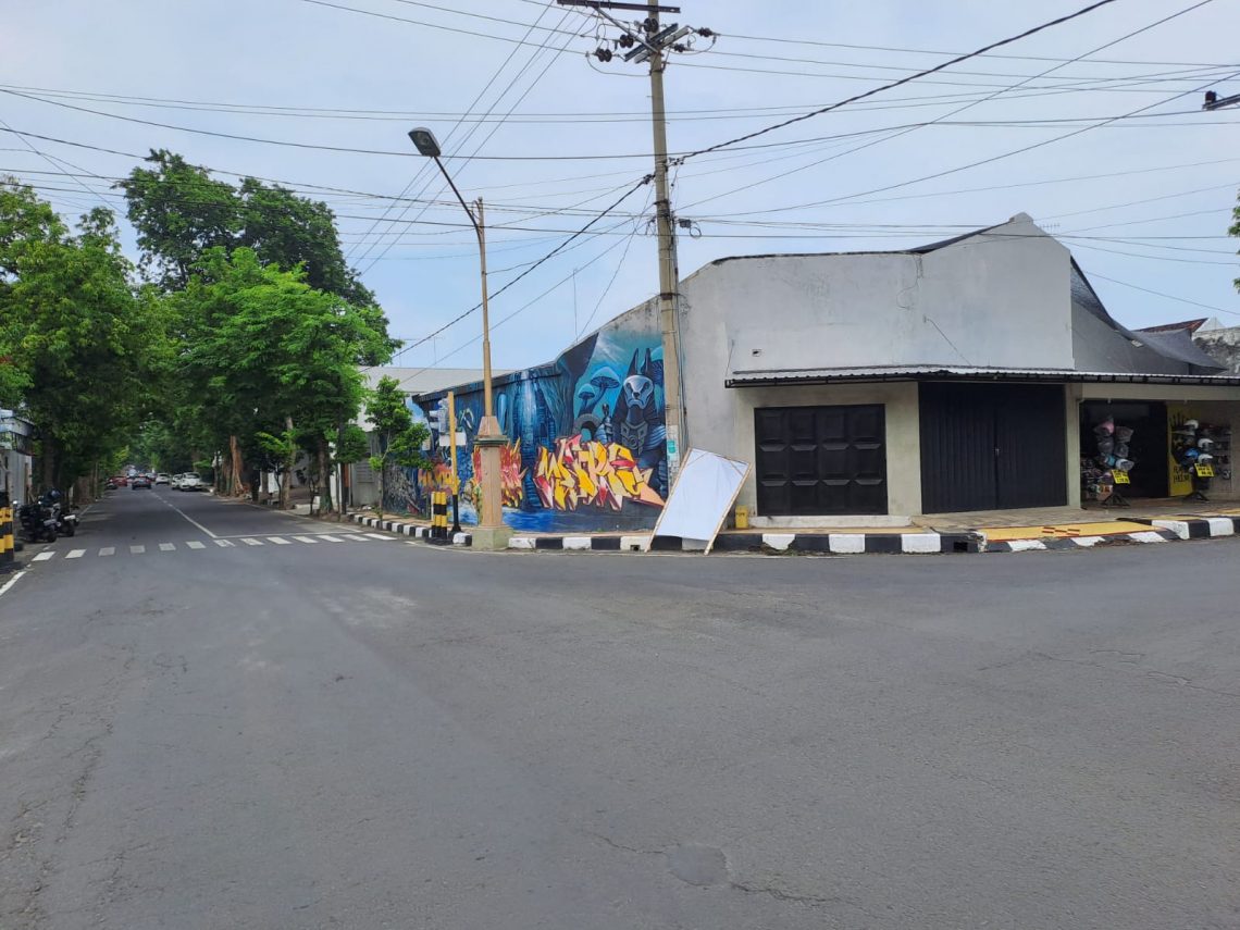Sebuah APK caleg Desi Ratnasari (Gelora) roboh di persimpangan Jalan KH Agus Salim, Tuban, Foto: Rochim/Tugu Jatim