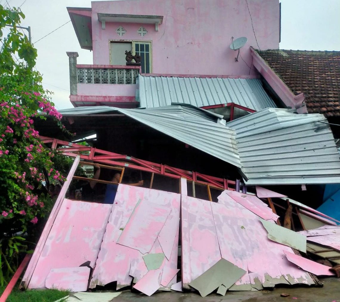 Rumah warga Kemlagi rusak akibat angin kencang. Foto: BPBD Kabupaten Mojokerto