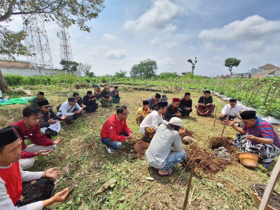 Pesantren Budaya Karanggenting, Manunggal Pesantren dengan Rakyat 1 Peletakan batu pertama Pesantren Budaya Karanggenting, pada Senin (1/1/2024). Foto: Fajrus Sidiq/Tugu Jatim