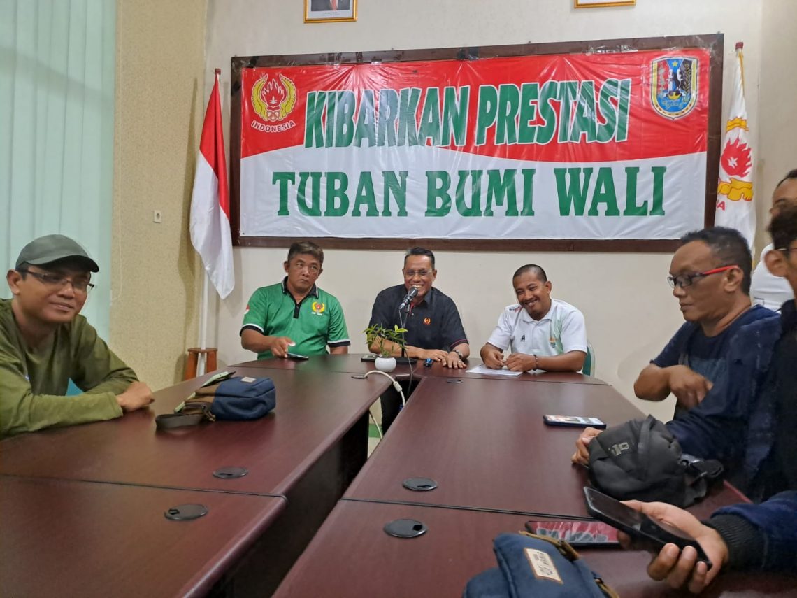 Ketua Umum KONI Tuban, Mirza Ali Mansyur (tengah) didampingi pengurus lainnya. Foto: Rochim/Tugu Jatim