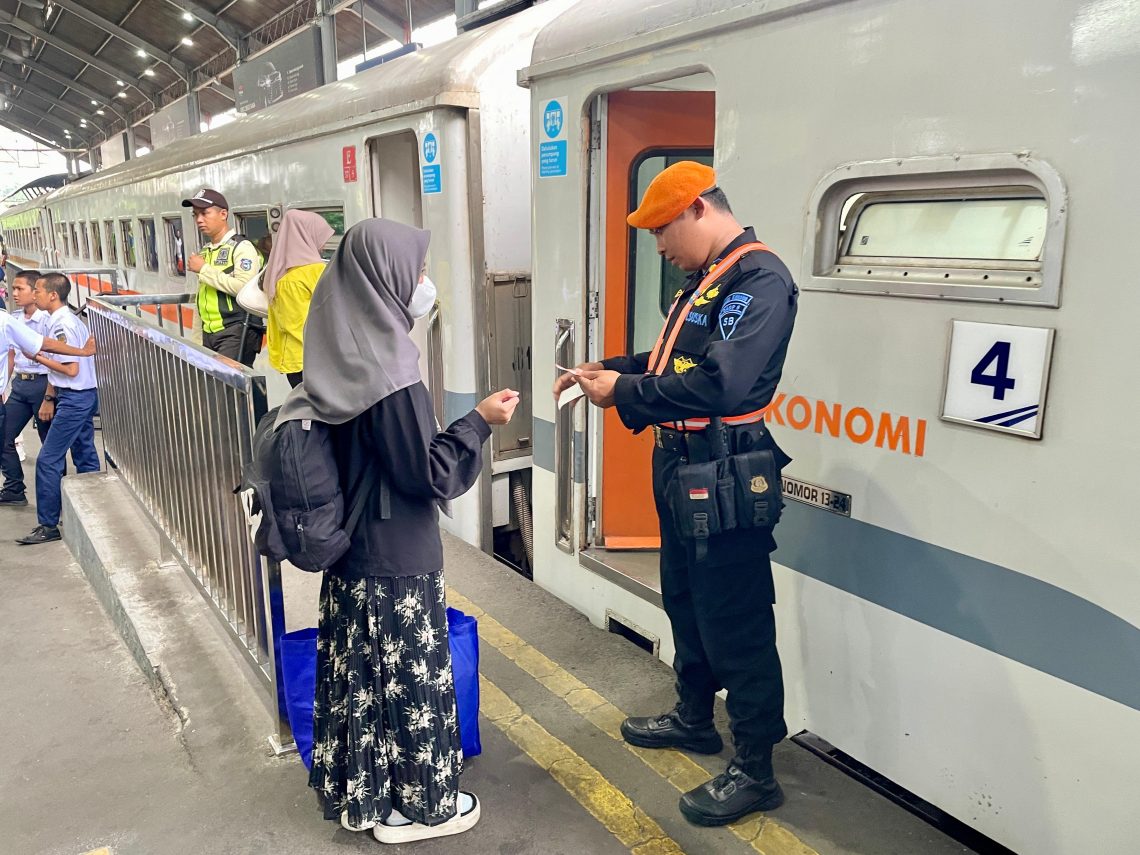 Suasana penumpang di KAI Daop 8 Surabaya. Foto: dok KAI Daop 8 Surabaya
