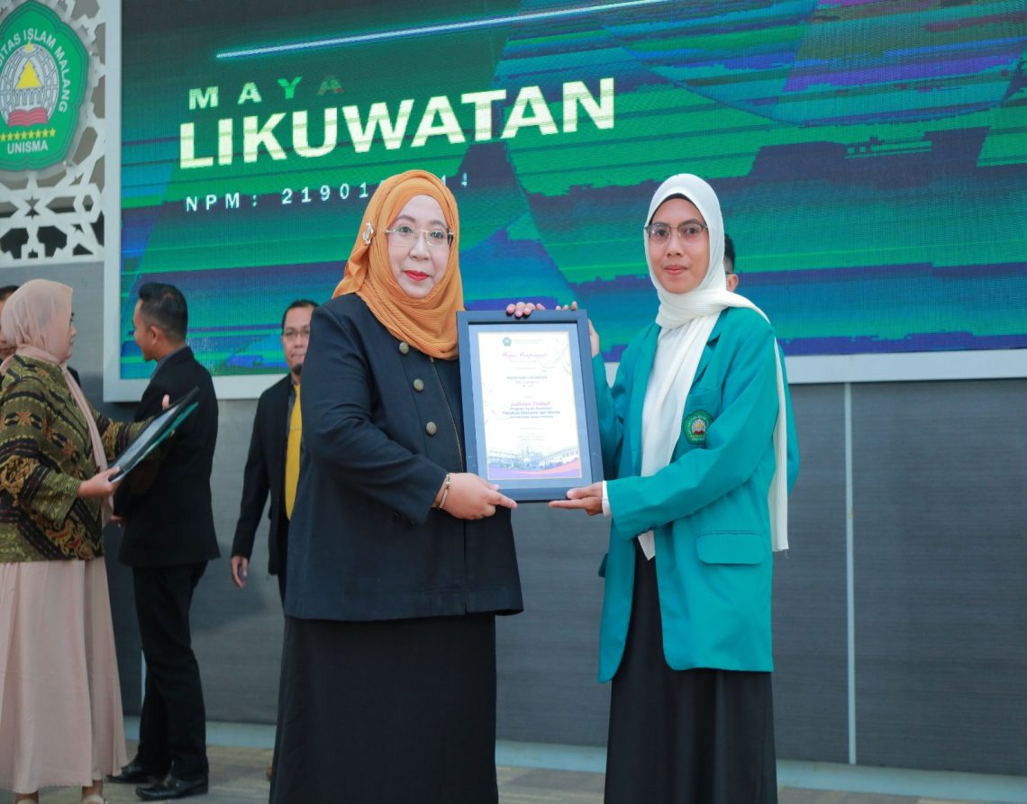 Suasana yudisium kelulusan dan pengukuhan mahasiswa program akhir FEB Unisma, di Hall KH Abdurrahman Wahid lantai 7 Unisma, pada Rabu (3/1/2024). Foto: dok FEB Unisma