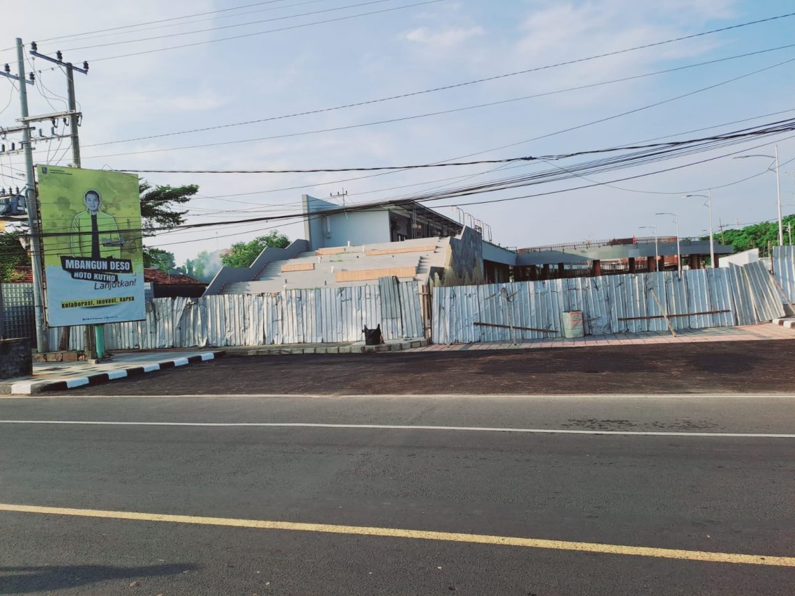 Rest Area Tuban yang dikerjakan sejak 2022 dan penambahan anggaran 2023 yang tak kunjung dibuka dan dinikmati masyarakat Tuban. Foto: Rochim/Tugu Jatim