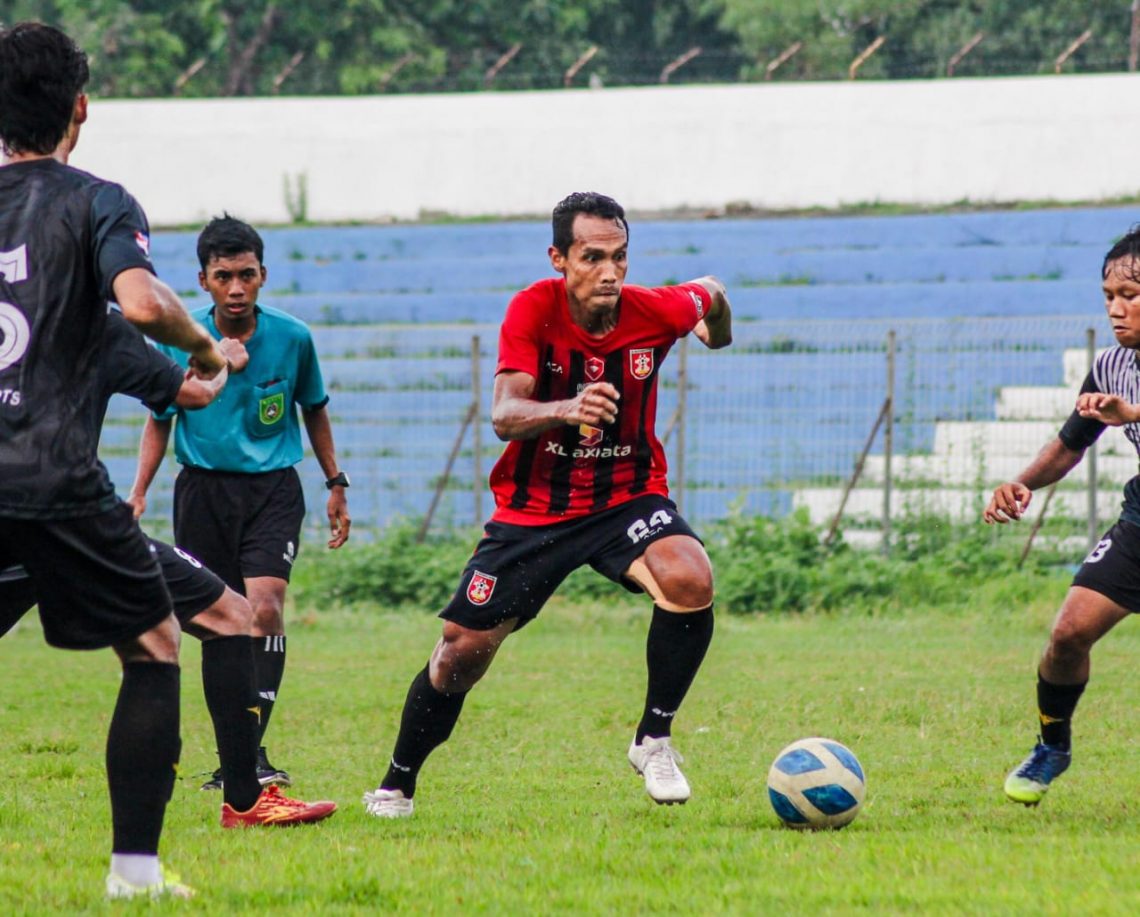 Skuad PSMP (baju merah) melawan AC Majapahit dalam laga uji coba. Foto: dok PSMP