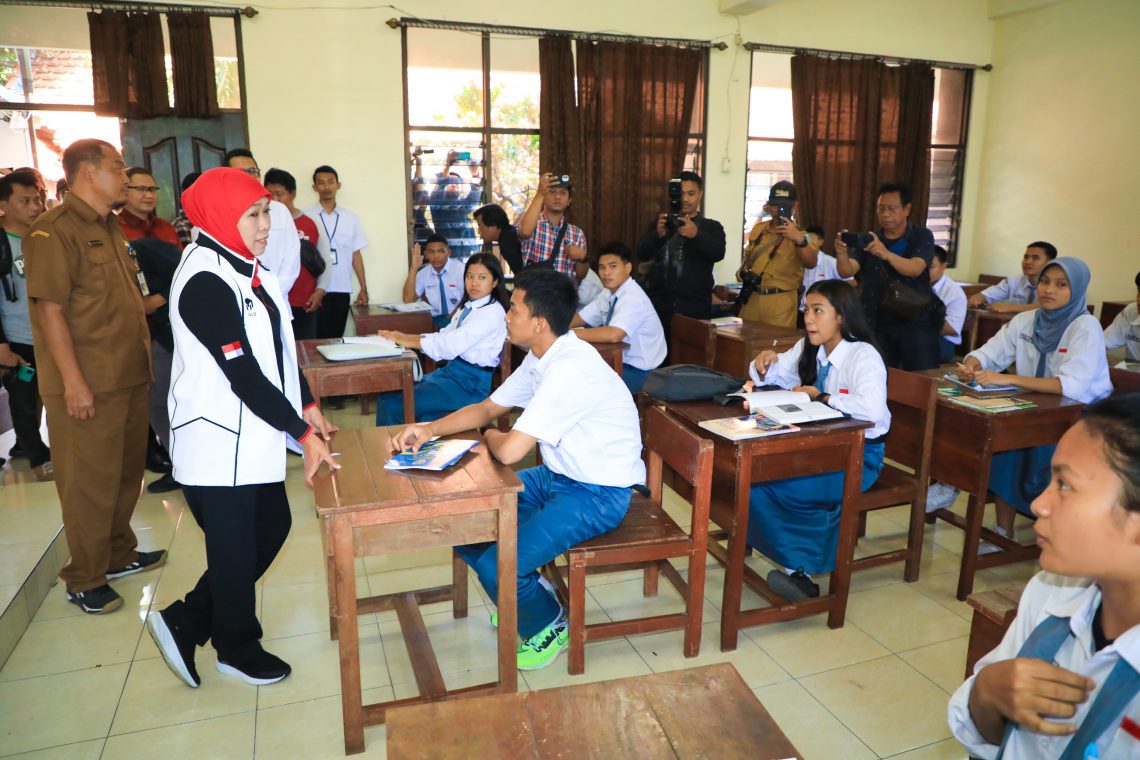 Gubernur Jatim, Khofifah menyapa siswa SMA Jatim. Foto: Humas Pemprov Jatim