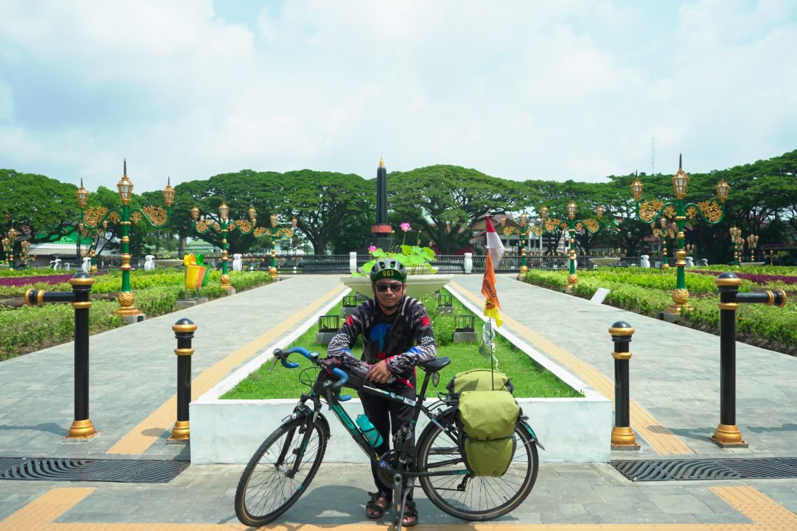 Nazar Mahasiswa PPG Unikama, Panji Santosa Ambil Serdik dengan Bersepeda Tasikmalaya-Malang 1 Panji Santosa saat berada di Alun-alun Tugu Malang. Foto: dok Unikama