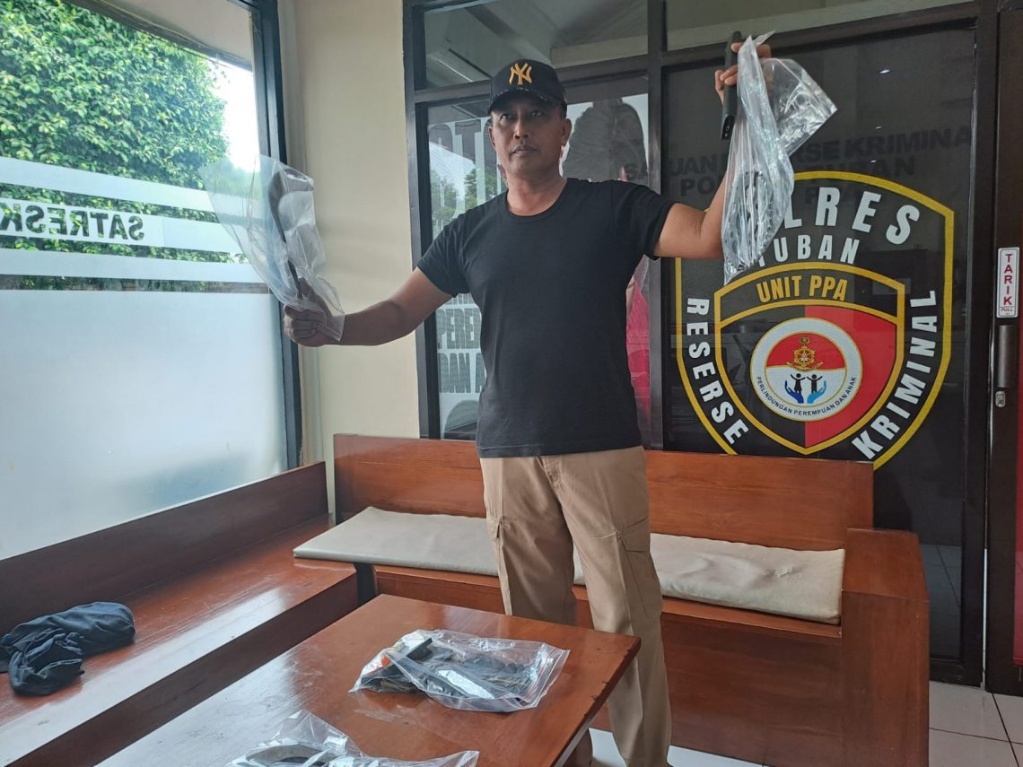 Barang bukti sajam dan gear sepeda motor yang dibawa para pelajar asal Lamongan. Foto: Rochim/Tugu Jatim