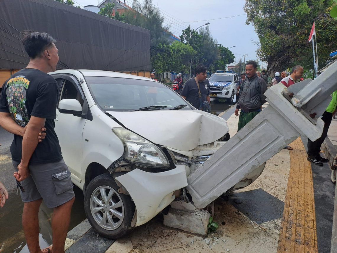 Kondisi mobil Avanza bernopol L 1006 KX yang dikemudikan A (15) menghantam lampu jalan hingga menimpa sebuah kios pangkas rambut di Jalur Pantura Tuban. Foto: Rochim/Tugu Jatim