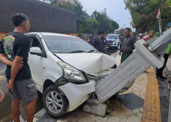 Kendarai Mobil, Bocah 15 Tahun Hantam Lampu Jalan di Jalur Pantura Tuban