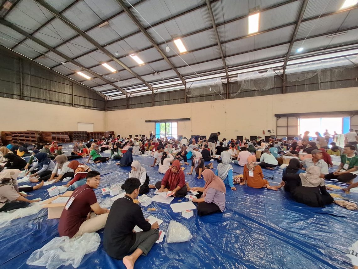 Tenaga sortir dan lipat surat suara di gudang logistik KPU Kabupaten Mojokerto. Foto: Hanif Nanda/Tugu Jatim