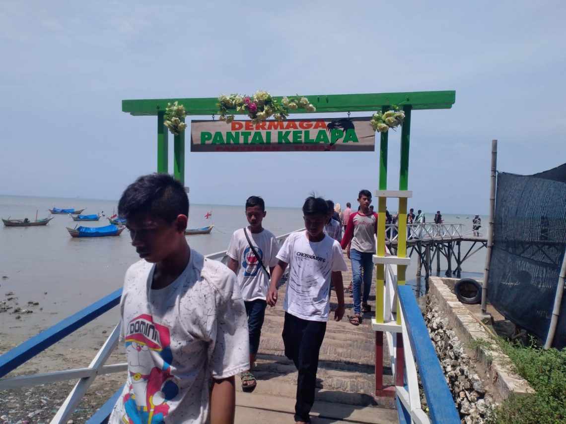 Wisatawan memadati Pantai Kelapa Tuban. Foto: Pokdarwis Wisata Pantai Kelapa Tuban