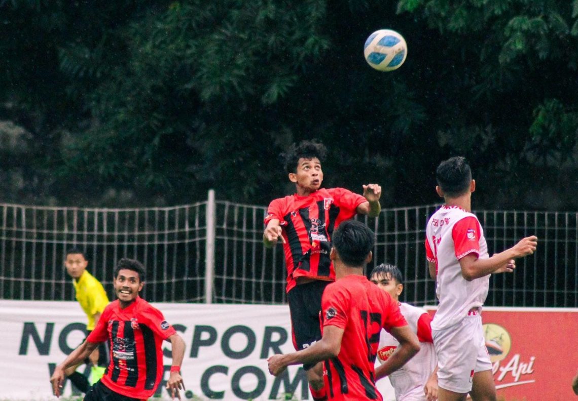 PSMP (baju merah) bertanding melawan PSBI Blitar. Foto: dok PSMP