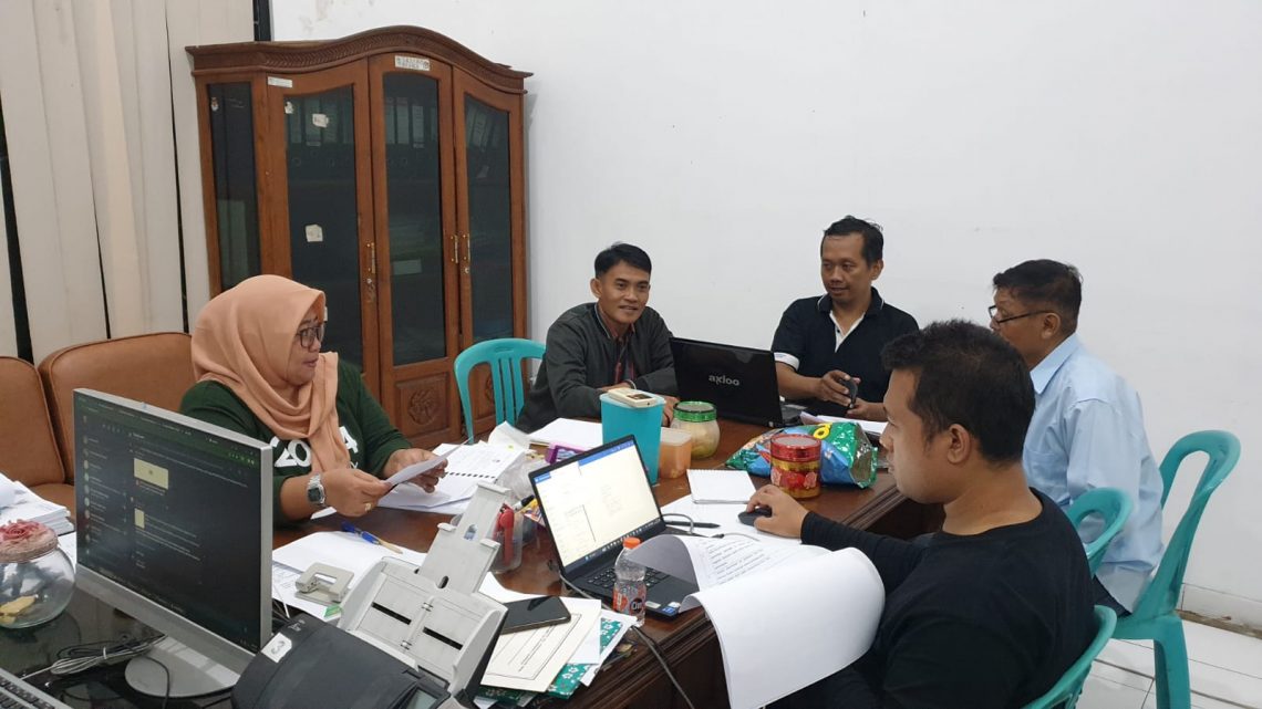 KPU Kota Mojokerto memeriksa LADK parpol. Foto: dok KPU Kota Mojokerto