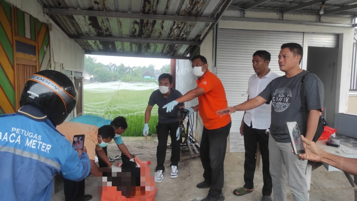 Tukang Pijat di Tuban Ditemukan Tewas di Samping Warung 1 Jenazah tukang pijat dimasukkan ke dalam kantong mayat untuk dievakuasi ke RSUD dr R Koesma Tuban. Foto: dok Polsek Merakurak