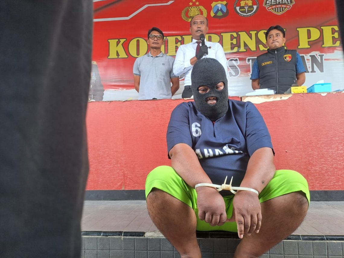 Tersangka pencurian sepeda motor, WS yang juga mantan satpam di Perumahan Karang Indah, Kelurahan Karang, Kecamatan Semanding, Kabupaten Tuban. Foto: Rochim/Tugu Jatim
