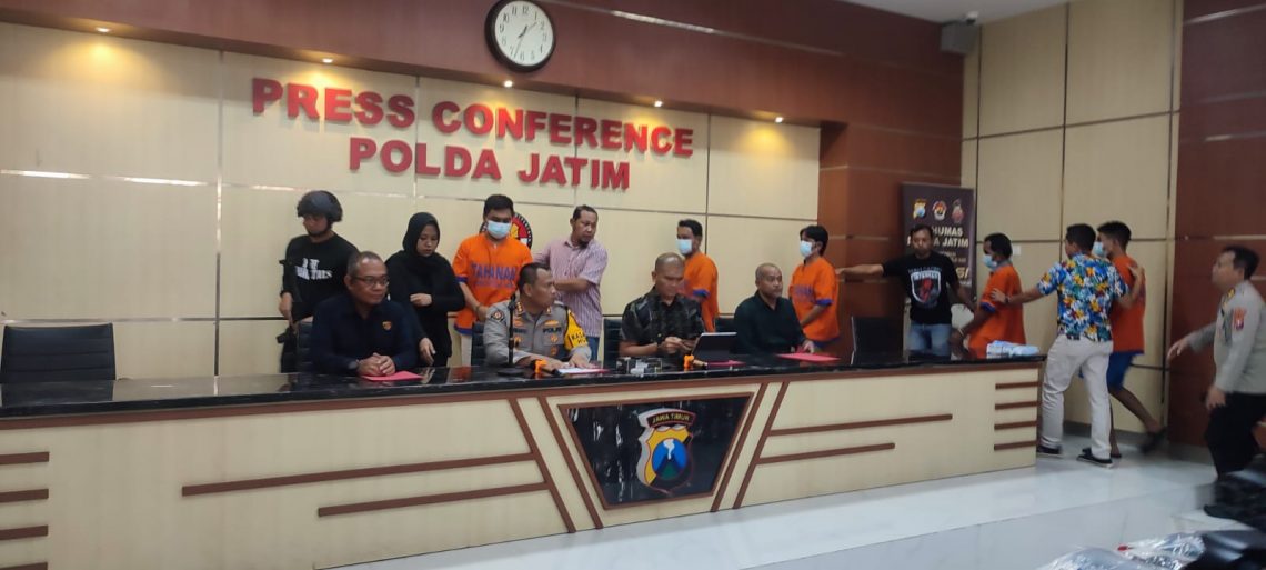 Rilis lima tersangka yang ditetapkan Polda Jatim untuk kasus penembakan warga Sampang. Foto:  Shinta for Tugu Jatim