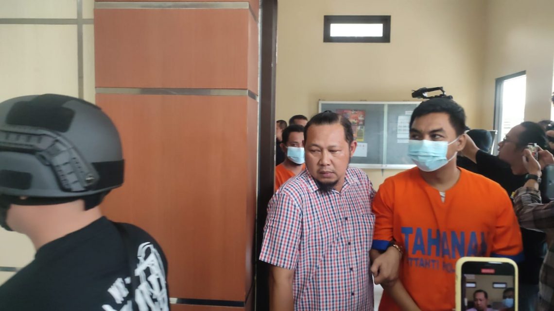 Rilis lima tersangka yang ditetapkan Polda Jatim untuk kasus penembakan warga Sampang. Foto: Farid for Tugu Jatim