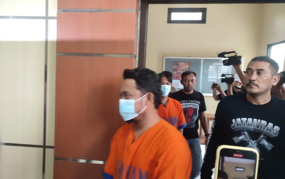 Rilis lima tersangka yang ditetapkan Polda Jatim untuk kasus penembakan warga Sampang. Foto: Farid for Tugu Jatim