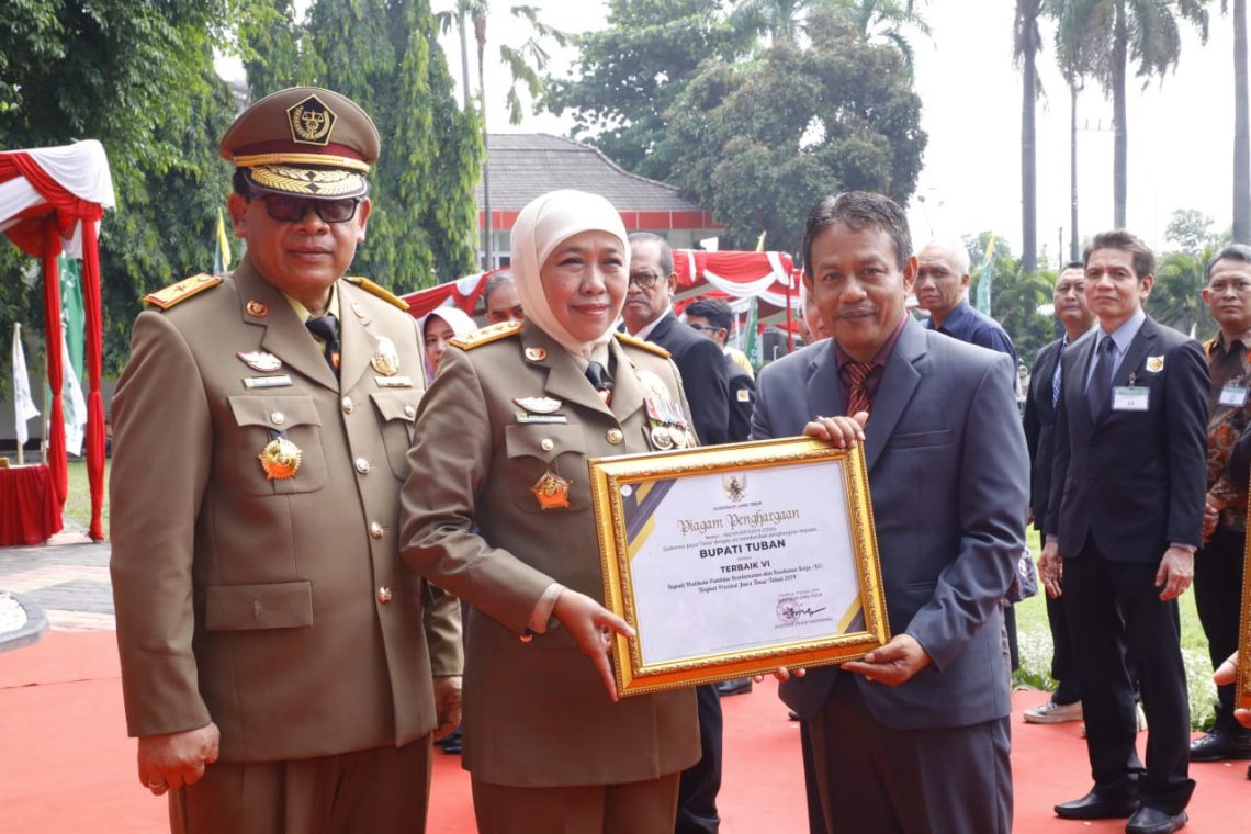 Tren Fatality Kecelakaan Kerja di Jatim Turun Drastis 1 Plt Kepala Disnakerin Tuban, Rohman Ubaid menerima penghargaan yang diperoleh Bupati Tuban sebagai pembina K3 terbaik VI tingkat Jatim dari Gubernur Jatim, Khofifah Indar Parawansa. Foto: Diskominfo dan SP Tuban