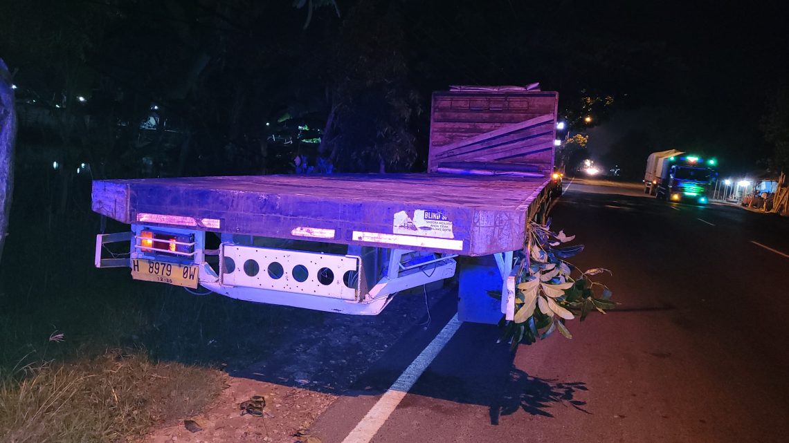 Pengendara Sepeda Motor Tewas Usai Tabrak Truk Parkir di Jalur Pantura Tuban 1 Truk yang ditabrak sepeda motor. Foto: dok Unit Laka Satlantas Polres Tuban