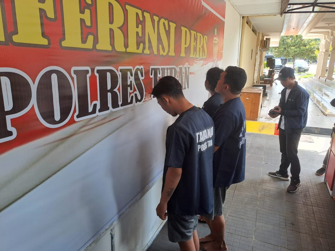 Karyawan Klinik di Tuban Diculik, Motif Tersangka Karena Dendam 1 Tiga tersangka penculikan di Mapolres Tuban. Foto: Rochim/Tugu Jatim