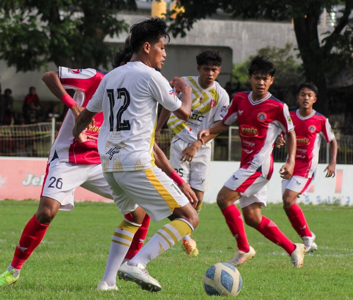 PSMP (baju putih) bermain melawan Persedikab Kediri. Foto: dok PSMP