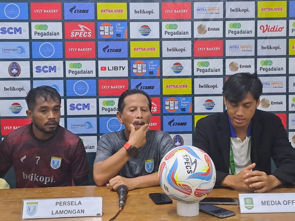 Setelah Ditahan Malut United FC, Persela Optimistis Menang Lawan FC Bekasi City 1 Pelatih Persela, Djadjang Nurdjaman bersama Kapten Persela, Zulham Zamrun. Foto: Rochim/Tugu Jatim