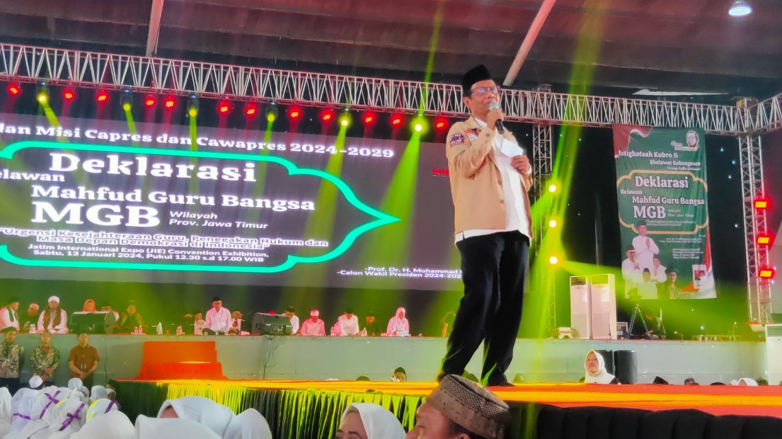 Kampanye di Surabaya, Mahfud MD Singgung Lahan Ratusan Hektare 1 Mahfud MD dalam kampanye Persatuan Guru NU (Pergunu) Jatim di Jatim Expo Surabaya, pada Sabtu (13/1/2024). Foto: Izzatun Najibah/Tugu Jatim