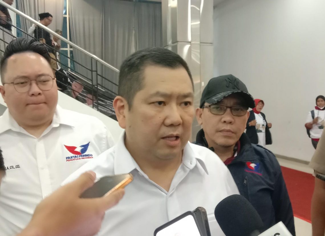 Ketua Umum Partai Perindo, Hary Tanoesoedibjo menghadiri kampanye pertemuan lintas iman bersama Ganjar Pranowo, di Surabaya, pada Sabtu (13/1/2024). Foto: Izzatun Najibah/Tugu Jatim
