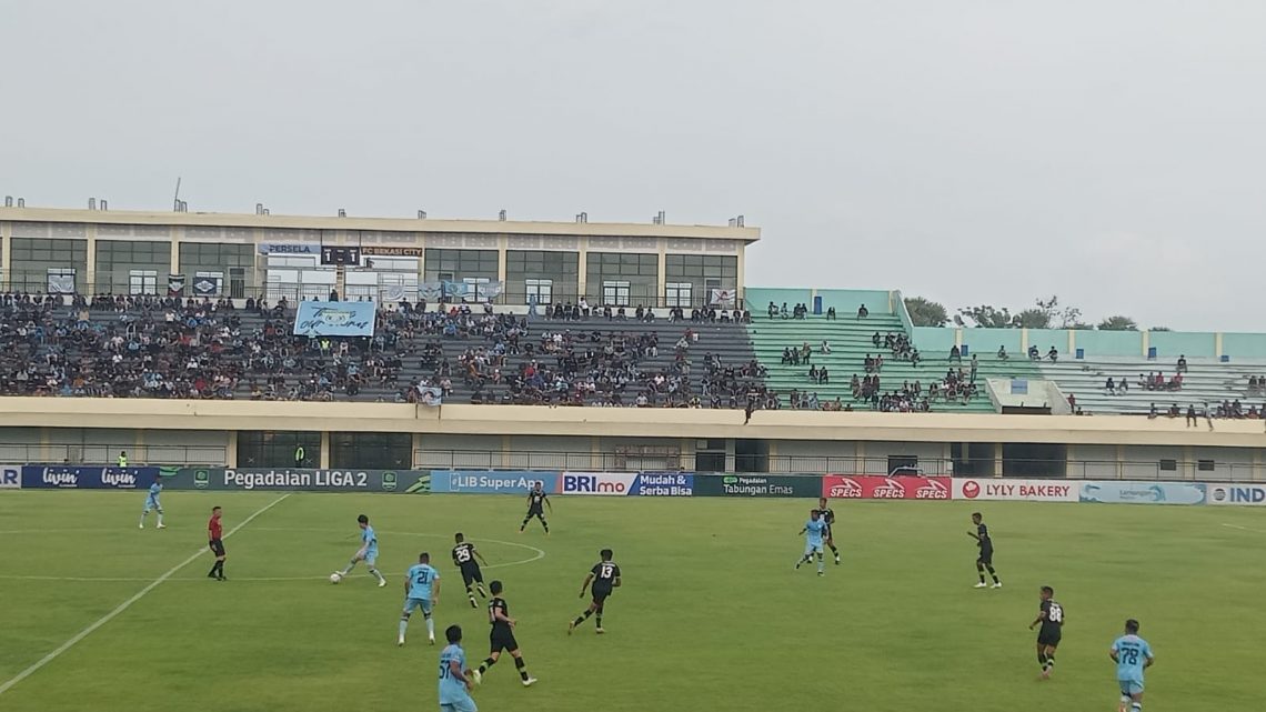 Kedua tim bertanding di Stadion Bumi Wali Tuban (SBWT) Tuban Sport Centre. Foto: Rochim/Tugu Jatim