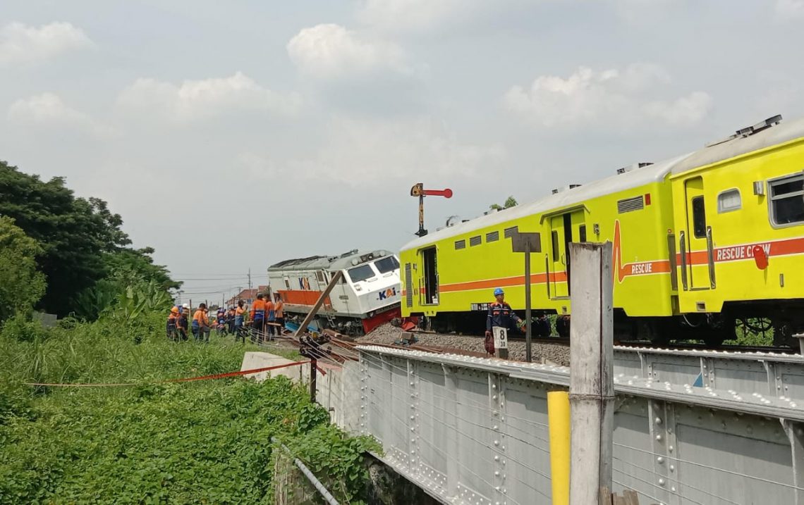 Proses evakuasi lokomotif KA Pandalungan yang anjlok di Sidoarjo pada Minggu (14/1/2024). Foto: Izzatun Najibah/Tugu Jatim