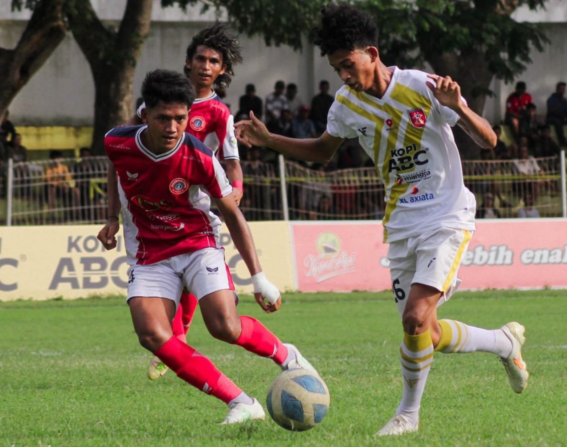 Skuad PSMP (baju putih) bertandang ke Pasuruan pada babak 16 besar Liga 3 Jatim. Foto: dok PSMP