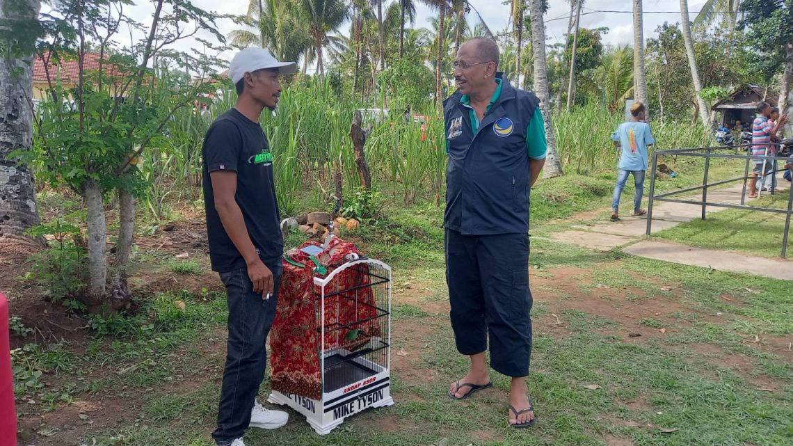 Caleg NasDem, Djamal Aziz Dukung Pelestarian Budaya Lomba Burung Berkicau 1 Djamal Aziz berdialog dengan salah satu peserta lomba burung berkicau. Foto: Aisyah Nawangsari/Tugu Jatim