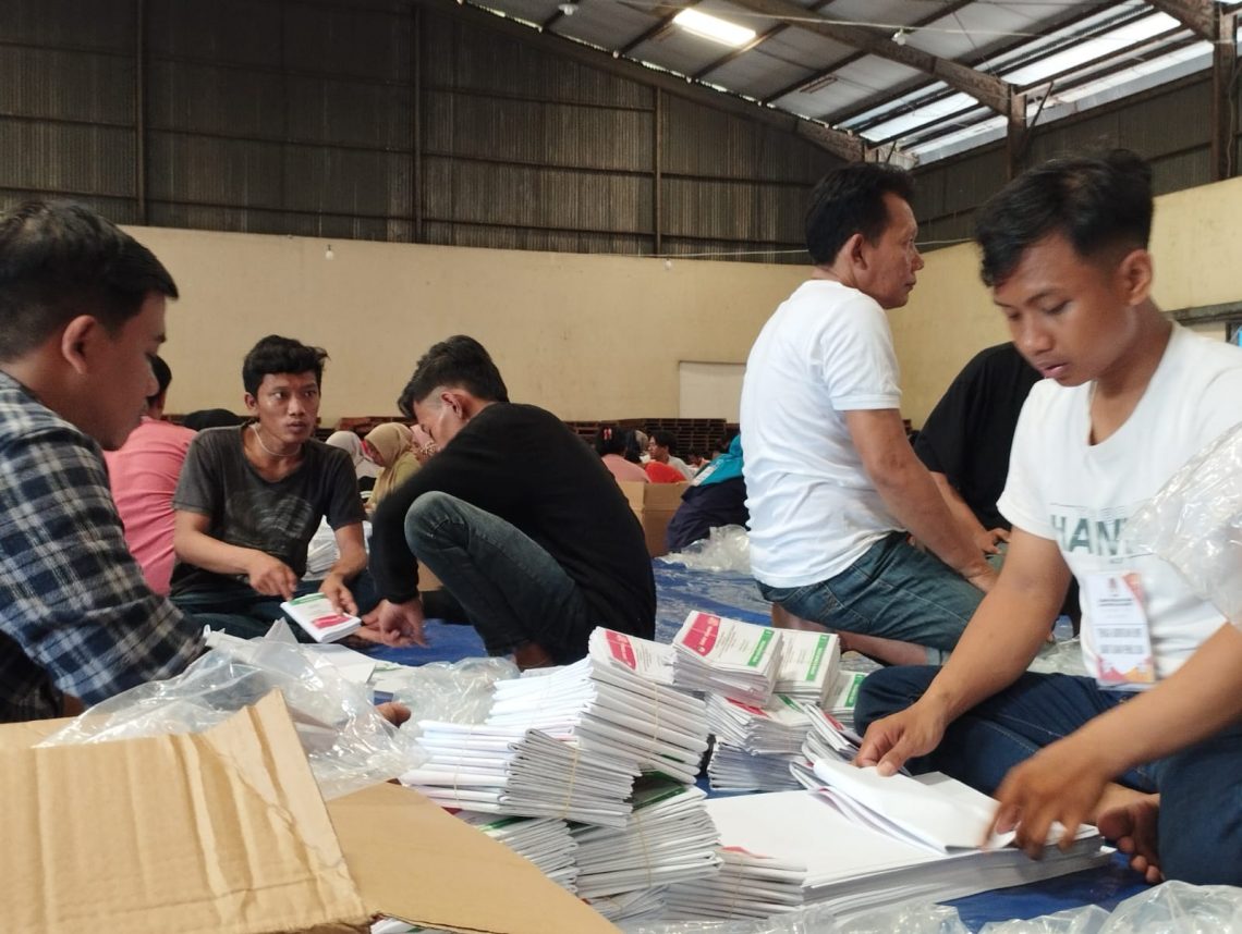 Suasana sortir dan lipat surat suara di gudang logistik KPU Kabupaten Mojokerto. Foto: Hanif Nanda/Tugu Jatim