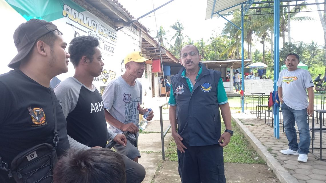 Djamal Aziz (berompi) berdialog dengan peserta lomba burung berkicau. Foto: Aisyah Nawangsari/Tugu Jatim