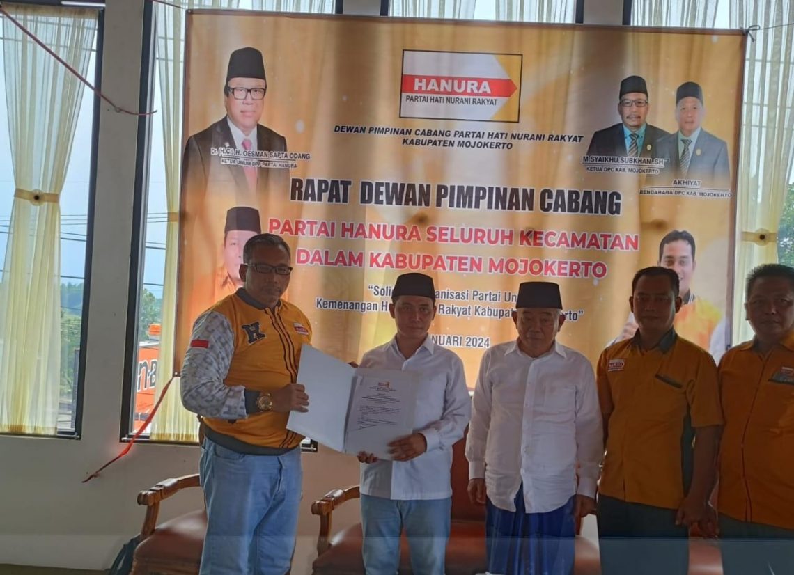 Wabup Mojokerto (baju putih), Muhammad Al Barra menerima rekomendasi dari Hanura Kabupaten Mojokerto. Foto: dok Hanura