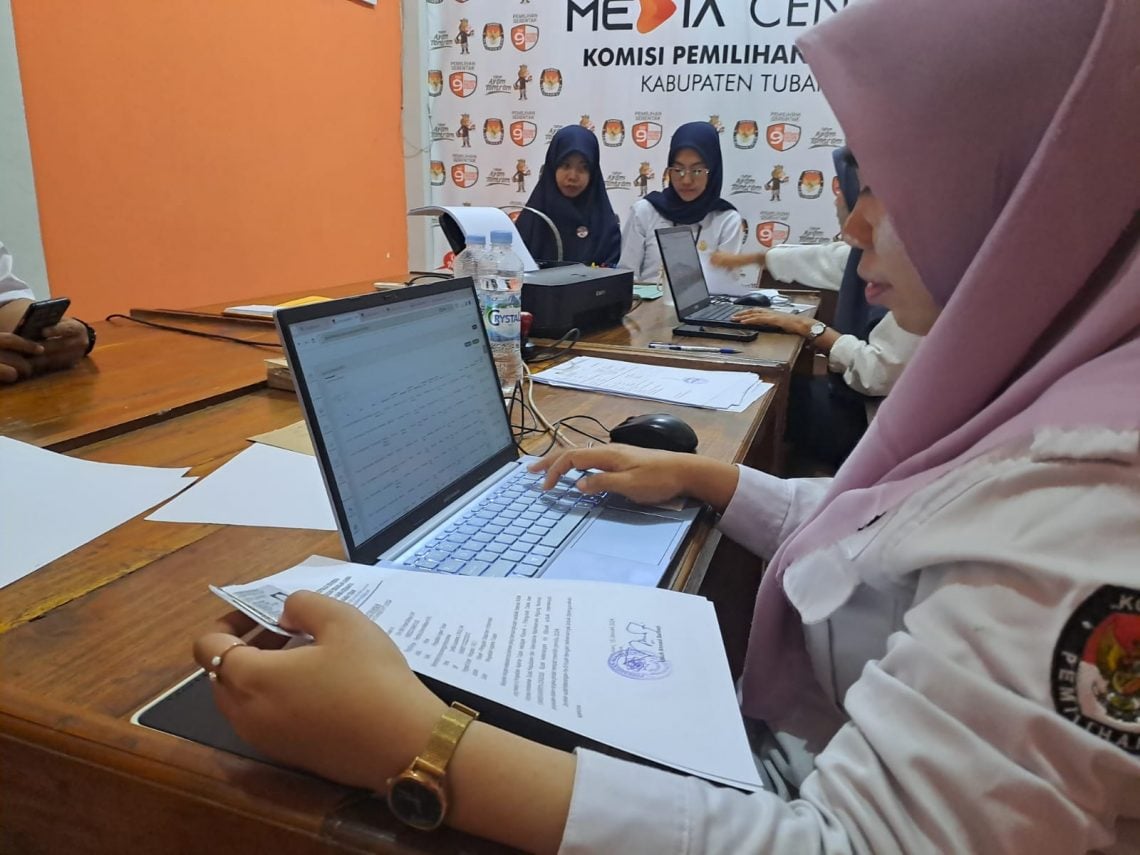 Ribuan Orang Memilih Coblos Pemilu 2024 di Luar Tuban 1 Salah satu warga mengurus pindah memilih di Kantor KPU Kabupaten Tuban. Foto: Rochim/Tugu Jatim