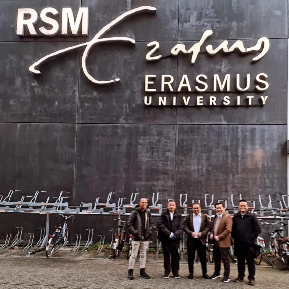 Catatan dari Rotterdam: Company Purpose untuk Perusahaan Penuh Nilai! 1 5 perwakilan PT Pegadaian di Erasmus University, Roterdam, Belanda, pada Desember 2023. Foto: dok Mulyono