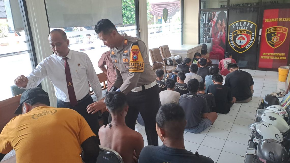 Kasat Lantas Polres Tuban, AKP Ayip Rizal dan Kasat Reskrim Polres Tuban, AKP Rianto merapikan rambut 19 gangster bocil. Foto: Rochim/Tugu Jatim