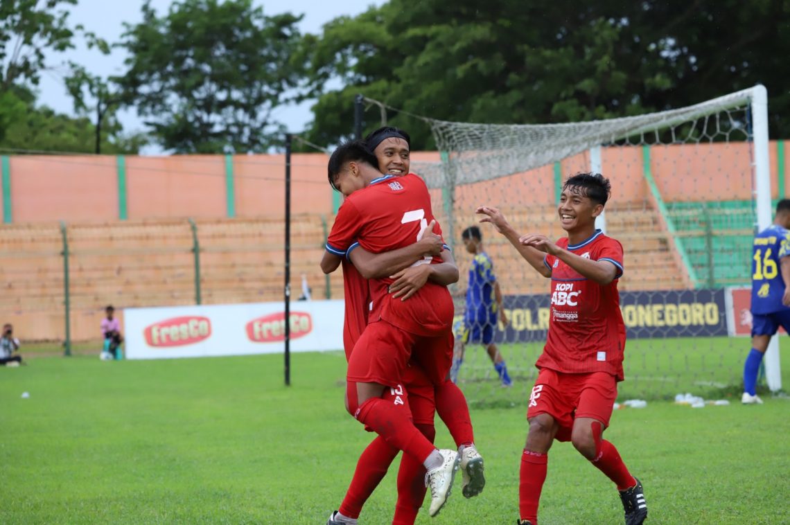 Laga babak 16 besar antara NZR Sumbersari (merah) vs Banyuwangi Putra (biru) di Stadion Letjend H Soedirman Bojonegoro. Foto: dok NZR Sumbersari